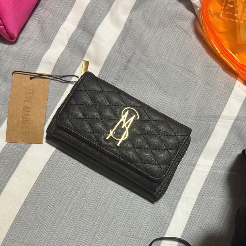 Steve Madden Black Quilted Wallet with Gold Logo - Picture 1 of 8
